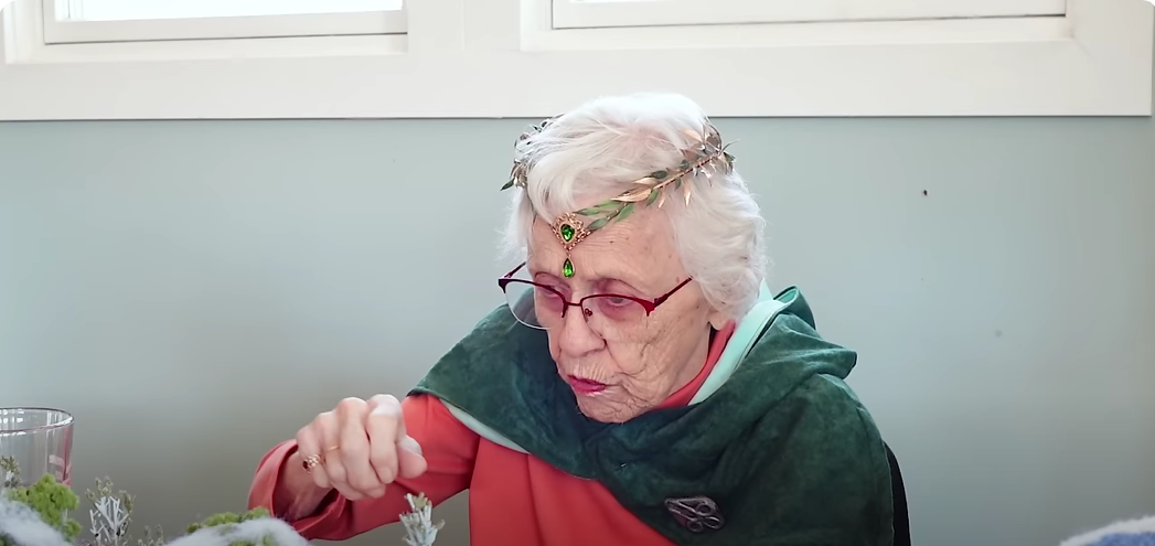 Video: Ginny Di: I got my grandma to play D&D with me